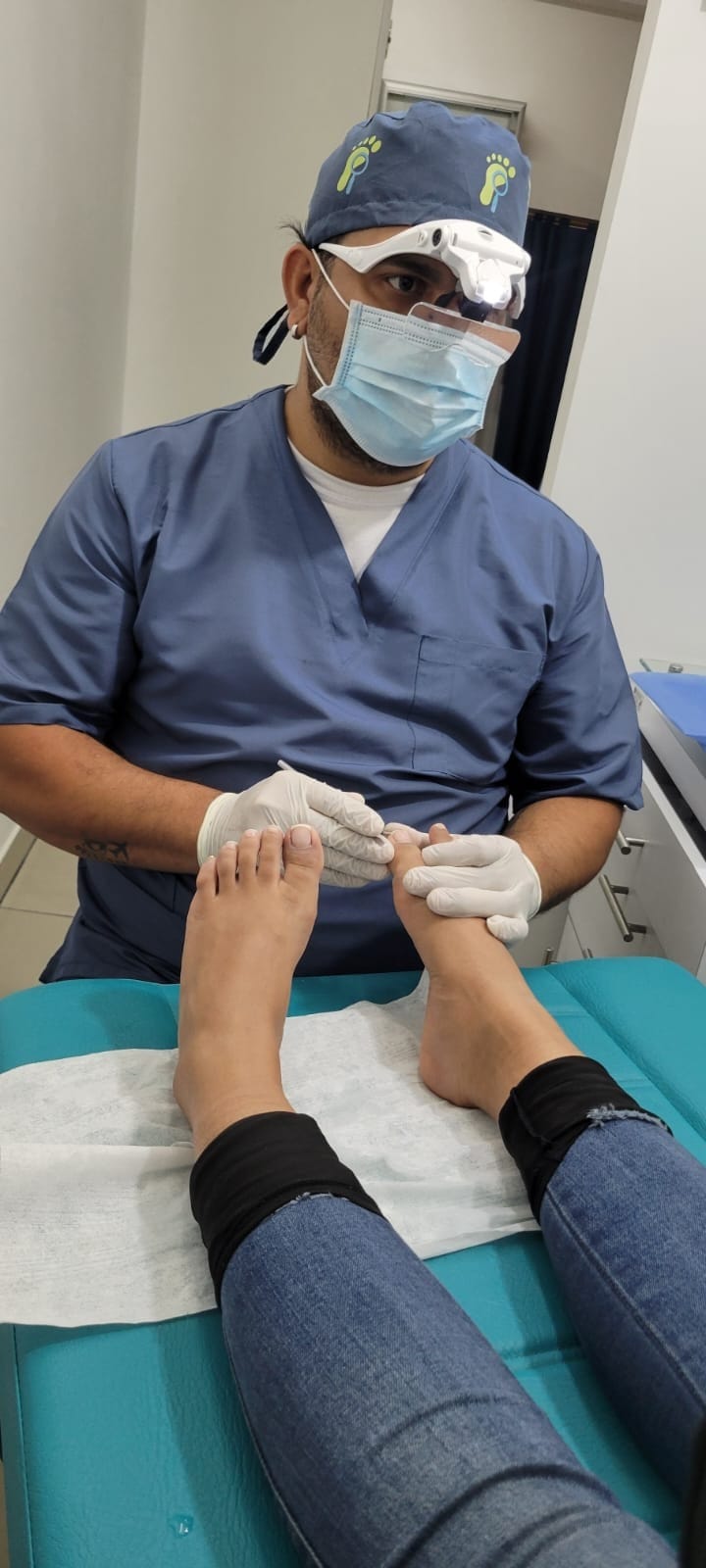 Podólogo atendiendo a un paciente